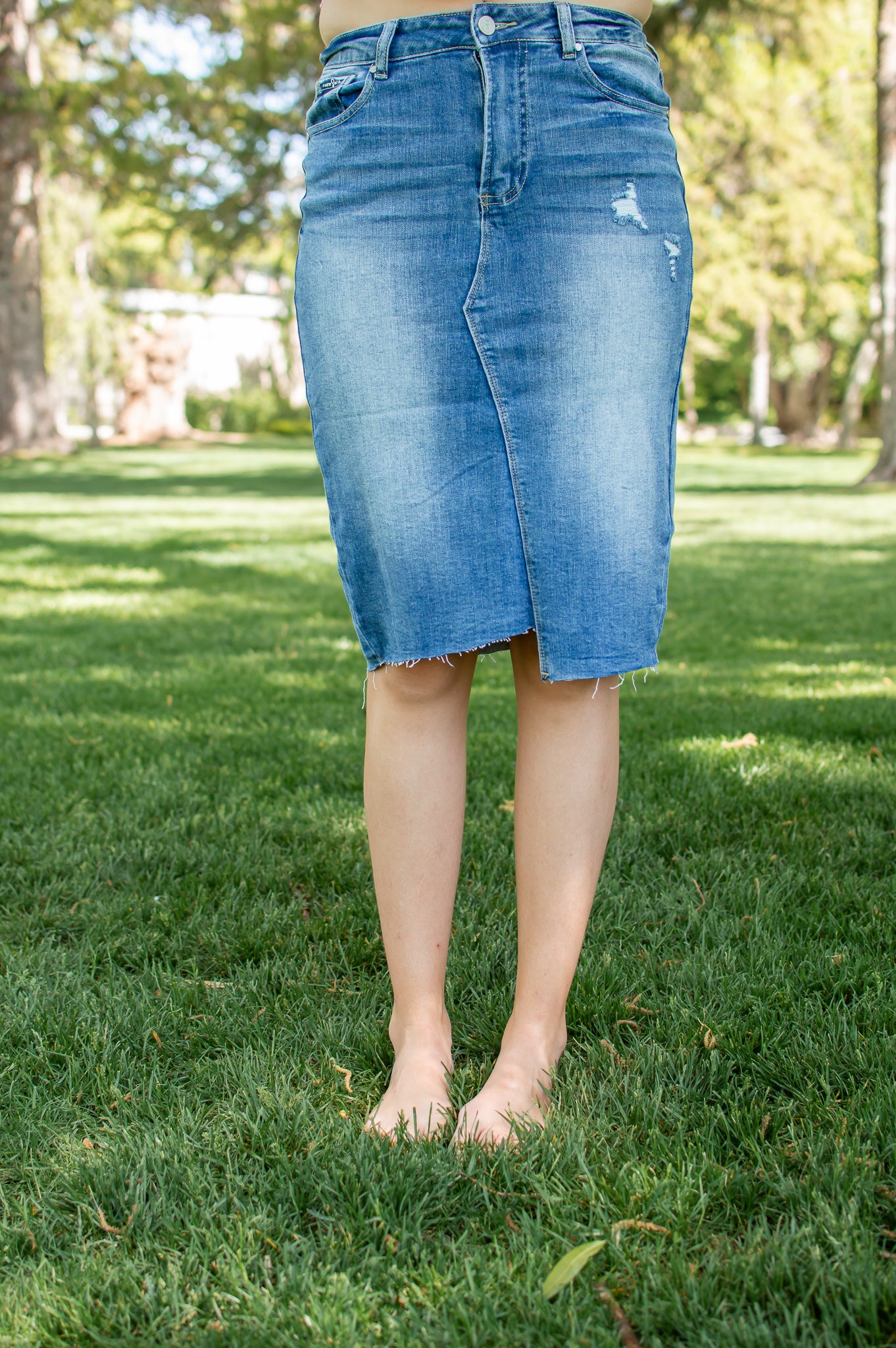 Sara' Classic Knee Length Light Wash Denim Skirt | Denim skirt, Denim  skirts knee length, Skirts